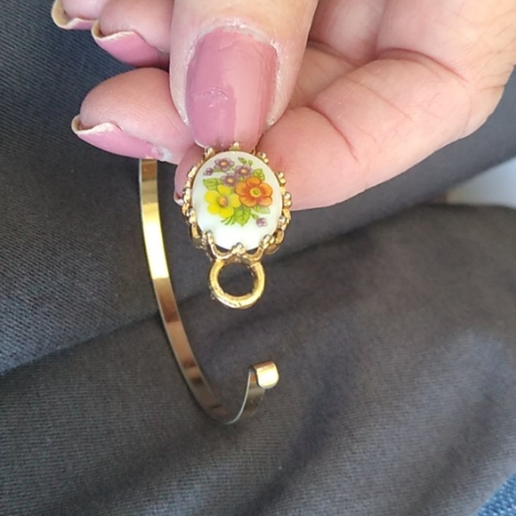 Avon Child Latch Bracelet - Picture 3 of 3